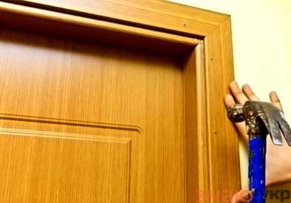 Чим краще приклеїти лиштви на двері?